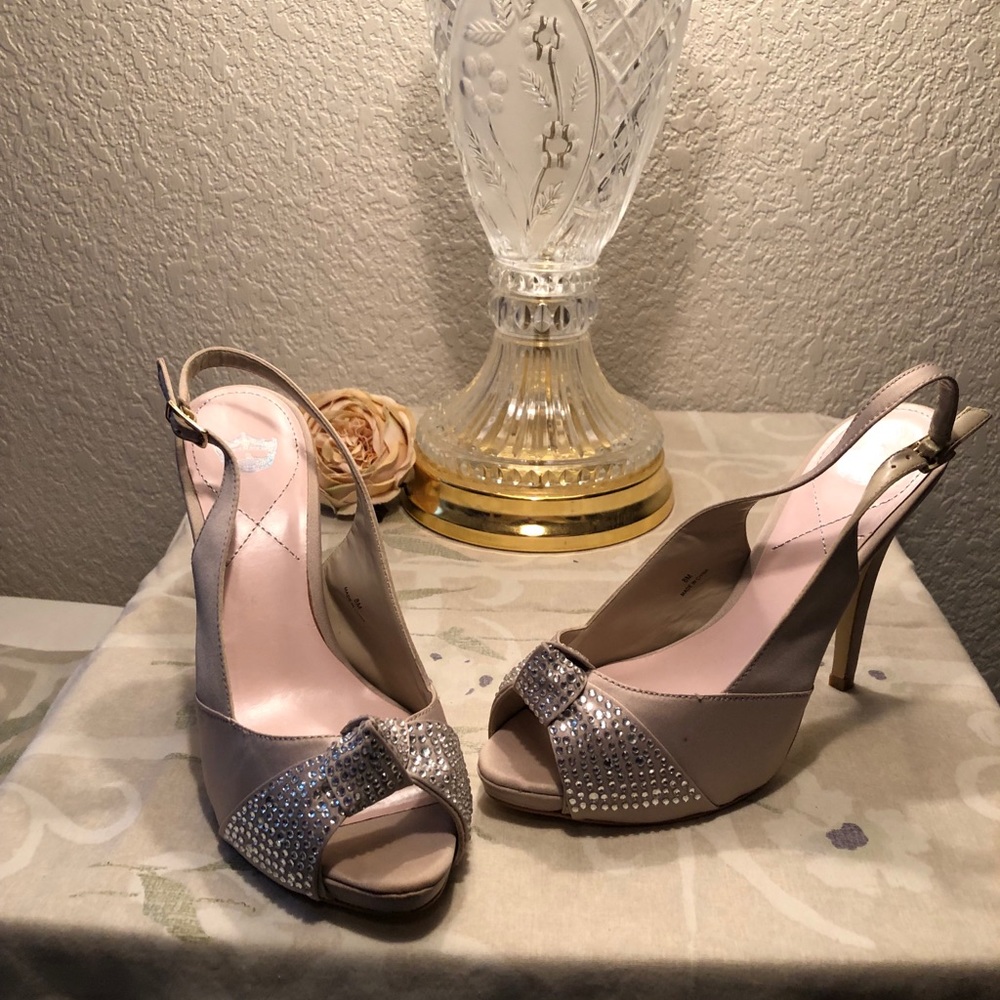Slingback peep toe heel.decorative toe knot